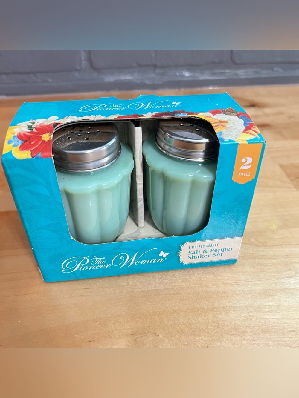 New in Box The Pioneer Woman Timeless Beauty Jade Green Milk Glass Salt & Pepper